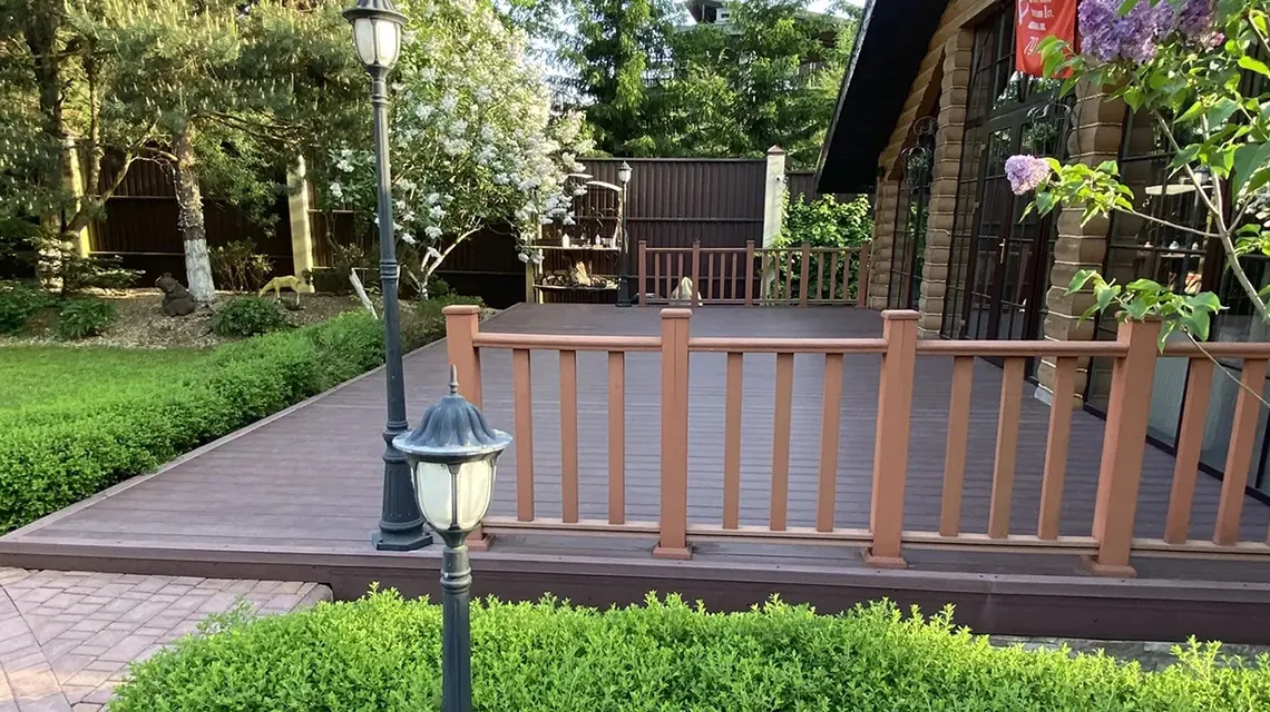 Какая террасная доска лучше: сравнение материалов